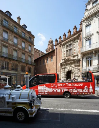 Photo TOULOUSE by VIET - City tour et Petit train touristique Place d'Assezat