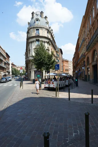 Photo TOULOUSE by VIET - Petit train touristique rue Donjon du Capitolee la Trinite