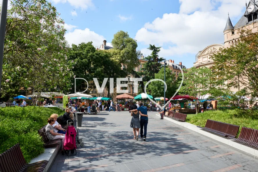Photo TOULOUSE by VIET - Le donjon et son marche bio